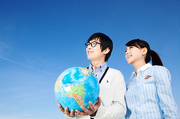 포토 JPG 학생 라이프스타일 여자 교육 남자 대학생 포즈 모션 하늘 대학생라이프 서기 미소 웃음 들기 사람 동양인 상반신 20대 성인 야외 두명 세계 글로벌 지구본 캠퍼스라이프 한국인 청년만 성인만 국내포토 표정 인종 청년 생활 파일형식