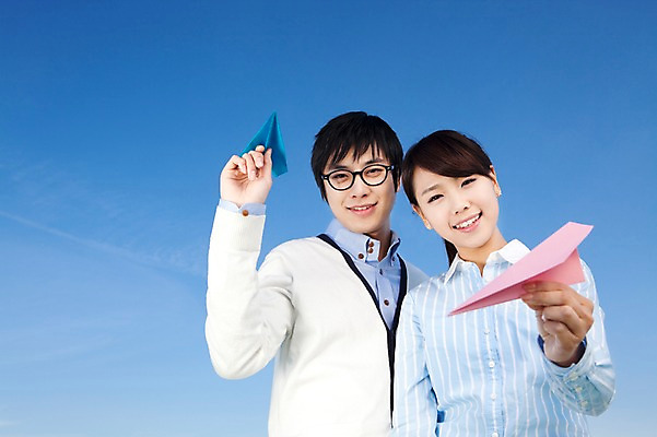 포토 JPG 학생 라이프스타일 여자 교육 남자 대학생 포즈 모션 하늘 날리기 대학생라이프 서기 미소 웃음 들기 사람 동양인 상반신 20대 성인 야외 두명 캠퍼스라이프 한국인 비행 종이비행기 청년만 성인만 국내포토 표정 인종 청년 생활 종이접기 파일형식