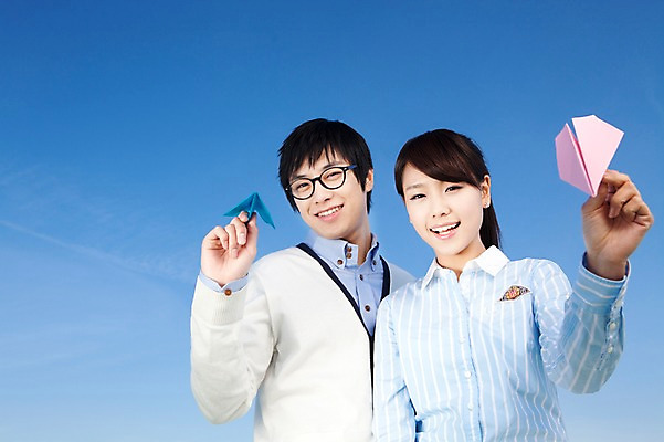 포토 JPG 학생 라이프스타일 여자 교육 남자 대학생 포즈 모션 하늘 날리기 대학생라이프 서기 미소 웃음 들기 사람 동양인 상반신 20대 성인 야외 두명 캠퍼스라이프 한국인 비행 종이비행기 청년만 성인만 국내포토 표정 인종 청년 생활 종이접기 파일형식