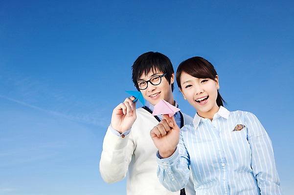 포토 JPG 학생 라이프스타일 여자 교육 남자 대학생 포즈 모션 하늘 날리기 대학생라이프 서기 미소 웃음 들기 사람 동양인 상반신 20대 성인 야외 두명 캠퍼스라이프 한국인 비행 종이비행기 청년만 성인만 국내포토 표정 인종 청년 생활 종이접기 파일형식