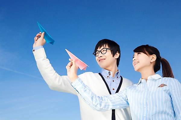 포토 JPG 학생 라이프스타일 여자 교육 남자 대학생 포즈 모션 하늘 날리기 대학생라이프 서기 미소 웃음 들기 사람 동양인 상반신 20대 성인 야외 두명 캠퍼스라이프 한국인 비행 종이비행기 청년만 성인만 국내포토 표정 인종 청년 생활 종이접기 파일형식