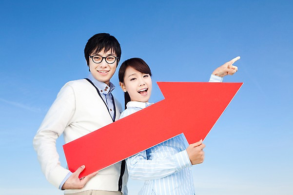 포토 JPG 학생 라이프스타일 여자 교육 남자 화살표 대학생 포즈 모션 하늘 대학생라이프 서기 미소 웃음 들기 사람 동양인 손짓 상반신 20대 성인 야외 두명 캠퍼스라이프 기쁨 한국인 가리킴 발전 즐거움 상승 긍정적 업그레이드 청년만 성인만 국내포토 감정 컨셉 표정 인종 청년 생활 파일형식