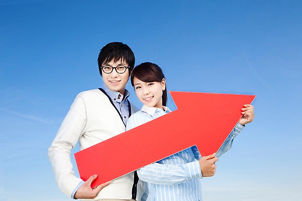 포토 JPG 학생 라이프스타일 여자 교육 남자 화살표 대학생 포즈 모션 하늘 대학생라이프 서기 미소 웃음 들기 사람 동양인 상반신 20대 성인 야외 두명 캠퍼스라이프 기쁨 한국인 발전 즐거움 상승 긍정적 업그레이드 청년만 성인만 국내포토 감정 컨셉 표정 인종 청년 생활 파일형식