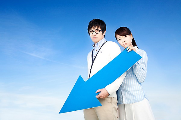 포토 JPG 학생 라이프스타일 여자 교육 남자 화살표 대학생 포즈 모션 하늘 대학생라이프 서기 들기 사람 동양인 상반신 20대 성인 야외 두명 캠퍼스라이프 한국인 슬픔 하락 부정적 청년만 성인만 국내포토 감정 컨셉 인종 청년 생활 파일형식