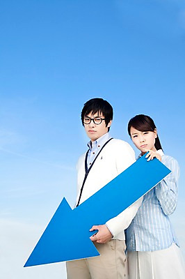 포토 JPG 학생 라이프스타일 여자 교육 남자 화살표 대학생 포즈 모션 하늘 대학생라이프 서기 들기 사람 동양인 상반신 20대 성인 야외 두명 캠퍼스라이프 한국인 슬픔 하락 부정적 청년만 성인만 국내포토 감정 컨셉 인종 청년 생활 파일형식