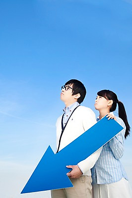 포토 JPG 학생 라이프스타일 여자 교육 남자 화살표 대학생 포즈 모션 하늘 대학생라이프 서기 들기 사람 동양인 상반신 20대 성인 야외 두명 캠퍼스라이프 한국인 슬픔 하락 부정적 청년만 성인만 국내포토 감정 컨셉 인종 청년 생활 파일형식