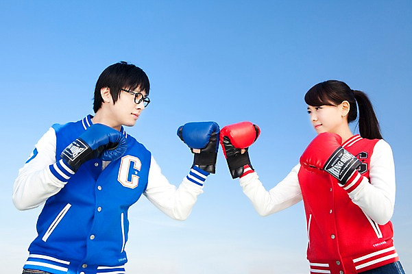 포토 JPG 학생 라이프스타일 여자 교육 남자 대학생 포즈 모션 하늘 대학생라이프 서기 미소 웃음 사람 동양인 상반신 20대 성인 야외 두명 캠퍼스라이프 경쟁 권투 한국인 권투글러브 라이벌 싸움 권투용품 청년만 성인만 국내포토 스포츠용품 컨셉 표정 인종 청년 생활 격투기 글러브 파일형식