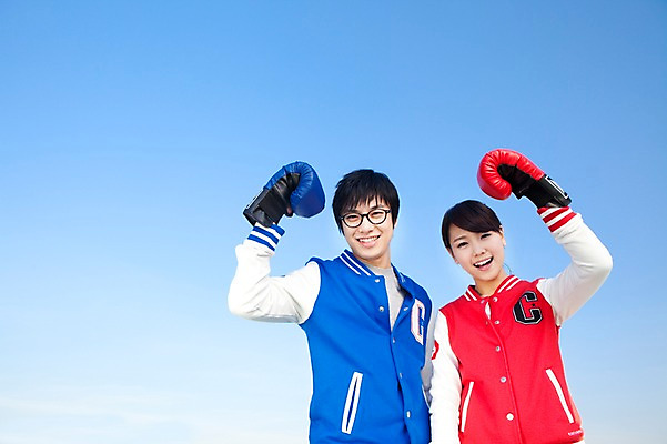 포토 JPG 학생 라이프스타일 여자 교육 남자 대학생 포즈 모션 하늘 대학생라이프 서기 미소 웃음 사람 동양인 상반신 20대 성인 야외 두명 캠퍼스라이프 경쟁 한국인 권투글러브 라이벌 싸움 권투용품 청년만 성인만 국내포토 스포츠용품 컨셉 표정 인종 청년 생활 권투 글러브 파일형식