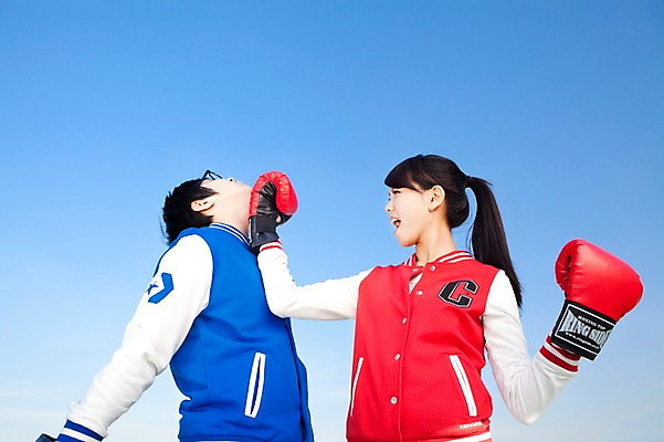 포토 JPG 학생 라이프스타일 여자 교육 남자 대학생 포즈 모션 하늘 대학생라이프 서기 사람 동양인 상반신 20대 성인 야외 두명 캠퍼스라이프 경쟁 권투 한국인 권투글러브 라이벌 싸움 권투용품 청년만 성인만 국내포토 스포츠용품 컨셉 인종 청년 생활 격투기 글러브 파일형식