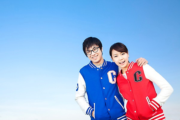 포토 JPG 학생 라이프스타일 여자 교육 남자 대학생 포즈 모션 하늘 어깨동무 대학생라이프 서기 미소 웃음 사람 동양인 상반신 20대 성인 야외 두명 캠퍼스라이프 한국인 청년만 성인만 국내포토 표정 인종 청년 생활 파일형식