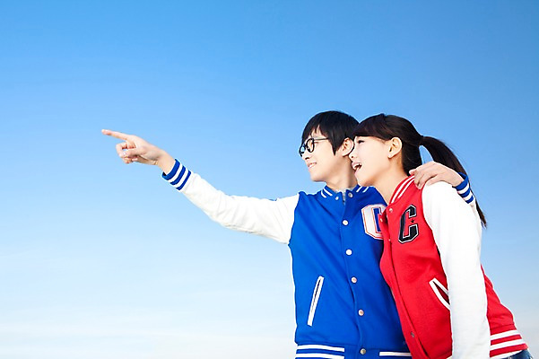 포토 JPG 학생 라이프스타일 응시 여자 교육 남자 대학생 포즈 모션 하늘 어깨동무 대학생라이프 서기 미소 웃음 사람 동양인 손짓 상반신 20대 성인 야외 두명 옆모습 캠퍼스라이프 한국인 가리킴 청년만 성인만 국내포토 시선 뷰포인트 표정 인종 청년 생활 파일형식