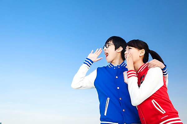 포토 JPG 학생 라이프스타일 여자 교육 남자 대학생 포즈 모션 하늘 어깨동무 대학생라이프 서기 미소 웃음 사람 동양인 손짓 상반신 20대 성인 야외 두명 캠퍼스라이프 외침 한국인 청년만 성인만 국내포토 표정 인종 청년 생활 소리 파일형식