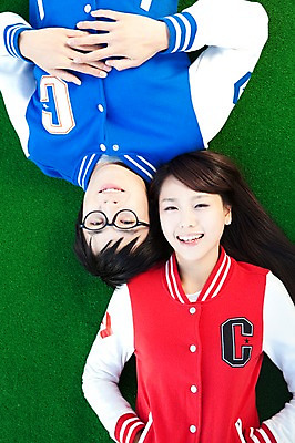 포토 JPG 학생 라이프스타일 여자 교육 남자 대학생 포즈 모션 하늘 대학생라이프 미소 웃음 사람 동양인 잔디 상반신 20대 성인 야외 두명 눕기 캠퍼스라이프 한국인 청년만 성인만 국내포토 식물 표정 인종 청년 생활 파일형식