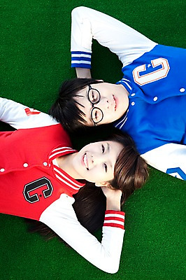 포토 JPG 학생 라이프스타일 여자 교육 남자 대학생 포즈 모션 하늘 대학생라이프 미소 웃음 사람 동양인 잔디 상반신 20대 성인 야외 두명 눕기 캠퍼스라이프 한국인 팔베개 청년만 성인만 국내포토 식물 표정 인종 청년 생활 파일형식