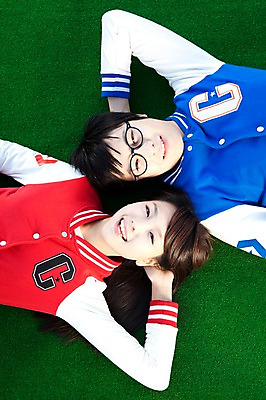 포토 JPG 학생 라이프스타일 여자 교육 남자 대학생 포즈 모션 하늘 대학생라이프 미소 웃음 사람 동양인 잔디 상반신 20대 성인 야외 두명 눕기 캠퍼스라이프 한국인 팔베개 청년만 성인만 국내포토 식물 표정 인종 청년 생활 파일형식