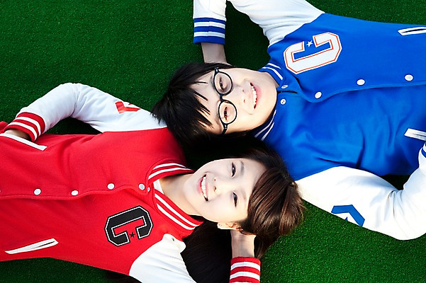 포토 JPG 학생 라이프스타일 여자 교육 남자 대학생 포즈 모션 하늘 대학생라이프 미소 웃음 사람 동양인 잔디 상반신 20대 성인 야외 두명 눕기 캠퍼스라이프 한국인 팔베개 청년만 성인만 국내포토 식물 표정 인종 청년 생활 파일형식