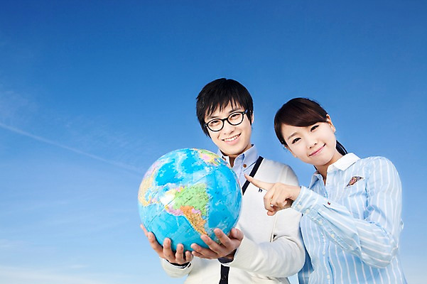 포토 JPG 학생 라이프스타일 여자 교육 남자 대학생 포즈 모션 하늘 대학생라이프 서기 미소 웃음 들기 사람 동양인 손짓 상반신 20대 성인 야외 두명 세계 글로벌 지구본 캠퍼스라이프 한국인 가리킴 청년만 성인만 국내포토 표정 인종 청년 생활 파일형식