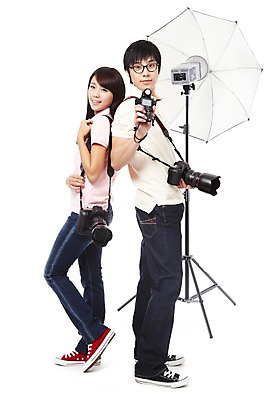 포토 JPG 스튜디오촬영 전신 직업 학생 라이프스타일 여자 교육 남자 대학생 포즈 모션 대학생라이프 조명 실내 서기 미소 웃음 들기 누끼 사람 동양인 20대 성인 두명 카메라 캠퍼스라이프 사진촬영 기댐 한국인 등맞대기 사진사 열정 조명기구 사진조명 조명기기 조명시설 조명장치 촬영장비 청년만 성인만 국내포토 감정 표정 인종 청년 내부 생활 전자제품 촬영 기계 장비 도구 작가 시설 파일형식