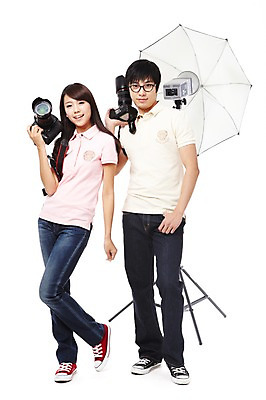 포토 JPG 스튜디오촬영 전신 직업 학생 라이프스타일 여자 교육 남자 대학생 포즈 모션 대학생라이프 조명 실내 서기 미소 웃음 들기 누끼 사람 동양인 20대 성인 두명 카메라 캠퍼스라이프 사진촬영 한국인 사진사 열정 조명기구 사진조명 조명기기 조명시설 조명장치 촬영장비 청년만 성인만 국내포토 감정 표정 인종 청년 내부 생활 전자제품 촬영 기계 장비 도구 작가 시설 파일형식