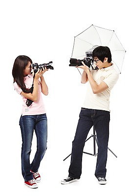 포토 JPG 스튜디오촬영 전신 직업 학생 라이프스타일 여자 교육 남자 대학생 포즈 모션 대학생라이프 조명 실내 서기 미소 웃음 들기 누끼 사람 동양인 20대 성인 두명 마주보기 카메라 캠퍼스라이프 사진촬영 한국인 사진사 열정 조명기구 사진조명 조명기기 조명시설 조명장치 촬영장비 청년만 성인만 국내포토 감정 표정 인종 청년 내부 생활 전자제품 촬영 기계 장비 도구 작가 시설 파일형식