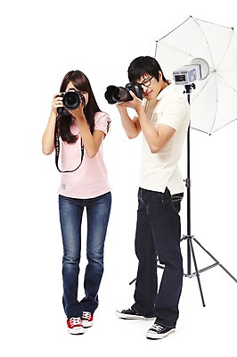 포토 JPG 스튜디오촬영 전신 직업 학생 라이프스타일 여자 교육 남자 대학생 포즈 모션 대학생라이프 조명 실내 서기 미소 웃음 들기 누끼 사람 동양인 20대 성인 두명 카메라 캠퍼스라이프 사진촬영 한국인 사진사 열정 조명기구 사진조명 조명기기 조명시설 조명장치 촬영장비 청년만 성인만 국내포토 감정 표정 인종 청년 내부 생활 전자제품 촬영 기계 장비 도구 작가 시설 파일형식