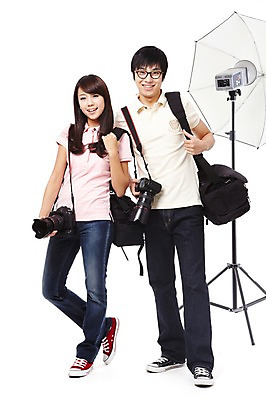 포토 JPG 스튜디오촬영 전신 직업 학생 라이프스타일 여자 교육 남자 대학생 포즈 모션 대학생라이프 조명 실내 서기 미소 웃음 들기 누끼 사람 동양인 20대 성인 두명 카메라 캠퍼스라이프 사진촬영 한국인 사진사 열정 조명기구 사진조명 조명기기 조명시설 조명장치 촬영장비 카메라가방 청년만 성인만 국내포토 감정 가방 표정 인종 청년 내부 생활 전자제품 촬영 기계 장비 도구 작가 시설 파일형식