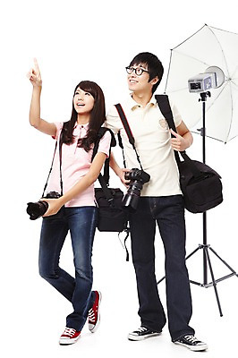 포토 JPG 스튜디오촬영 전신 직업 학생 라이프스타일 응시 여자 교육 남자 대학생 포즈 모션 대학생라이프 조명 실내 서기 미소 웃음 들기 누끼 사람 동양인 20대 성인 두명 카메라 캠퍼스라이프 사진촬영 한국인 가리킴 사진사 열정 조명기구 사진조명 조명기기 조명시설 조명장치 촬영장비 카메라가방 청년만 성인만 국내포토 시선 감정 가방 표정 인종 손짓 청년 내부 생활 전자제품 촬영 기계 장비 도구 작가 시설 파일형식