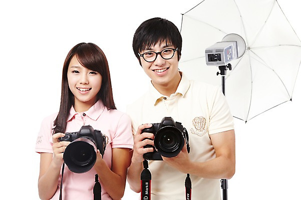 포토 JPG 스튜디오촬영 직업 학생 라이프스타일 여자 교육 남자 대학생 포즈 모션 대학생라이프 조명 실내 미소 웃음 들기 누끼 사람 동양인 상반신 20대 성인 두명 카메라 캠퍼스라이프 사진촬영 한국인 사진사 열정 조명기구 사진조명 조명기기 조명시설 조명장치 촬영장비 청년만 성인만 국내포토 감정 표정 인종 청년 내부 생활 전자제품 촬영 기계 장비 도구 작가 시설 파일형식