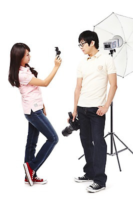 포토 JPG 스튜디오촬영 전신 직업 학생 라이프스타일 여자 교육 남자 대학생 포즈 모션 대학생라이프 조명 실내 서기 미소 웃음 들기 누끼 사람 동양인 20대 성인 두명 카메라 캠퍼스라이프 사진촬영 한국인 사진사 열정 조명기구 사진조명 조명기기 조명시설 조명장치 촬영장비 청년만 성인만 국내포토 감정 표정 인종 청년 내부 생활 전자제품 촬영 기계 장비 도구 작가 시설 파일형식