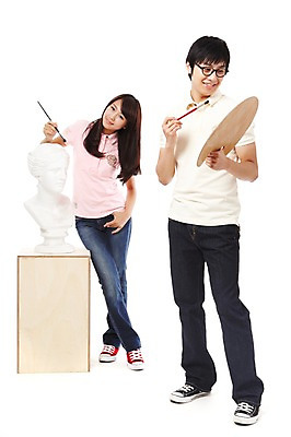 포토 JPG 스튜디오촬영 전신 직업 학생 라이프스타일 여자 교육 남자 대학생 포즈 모션 대학생라이프 실내 미술 서기 미소 웃음 들기 누끼 사람 동양인 20대 성인 두명 캠퍼스라이프 미술도구 한국인 붓 팔레트 열정 석고상 미대생 석고 청년만 성인만 국내포토 감정 문화예술 표정 인종 청년 내부 생활 오브젝트 파일형식