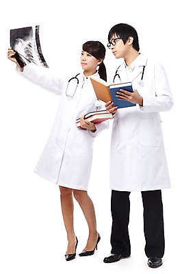 포토 JPG 스튜디오촬영 전신 직업 학생 라이프스타일 응시 여자 교육 남자 대학생 포즈 의학 청진기 의료기기 모션 대학생라이프 엑스레이 실내 서기 들기 누끼 사람 동양인 20대 성인 두명 치료 책 캠퍼스라이프 펼침 한국인 의사 관찰 의료용품 가운 의사가운 열정 의대생 청년만 성인만 국내포토 시선 옷 감정 인종 청년 내부 생활 의료진 파일형식