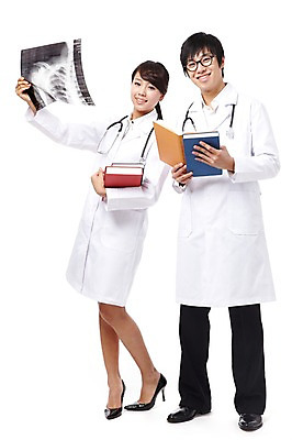 포토 JPG 스튜디오촬영 전신 직업 학생 라이프스타일 여자 교육 남자 대학생 포즈 의학 청진기 의료기기 모션 대학생라이프 엑스레이 실내 서기 미소 웃음 들기 누끼 사람 동양인 20대 성인 두명 치료 책 캠퍼스라이프 펼침 한국인 의사 의료용품 가운 의사가운 열정 의대생 청년만 성인만 국내포토 옷 감정 표정 인종 청년 내부 생활 의료진 파일형식