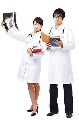 포토 JPG 스튜디오촬영 전신 직업 학생 라이프스타일 여자 교육 남자 대학생 포즈 의학 청진기 의료기기 모션 대학생라이프 엑스레이 실내 서기 들기 누끼 사람 동양인 20대 성인 두명 치료 책 캠퍼스라이프 펼침 한국인 의사 의료용품 가운 의사가운 찡그림 열정 의대생 어려움 청년만 성인만 국내포토 옷 감정 표정 인종 청년 내부 생활 의료진 파일형식