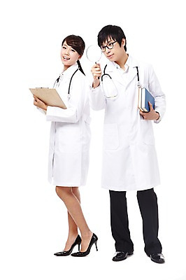 포토 JPG 스튜디오촬영 전신 직업 학생 라이프스타일 여자 교육 남자 대학생 포즈 의학 청진기 의료기기 모션 돋보기 대학생라이프 문구용품 실내 서기 미소 웃음 들기 누끼 사람 동양인 20대 성인 두명 치료 책 필기구 연필 캠퍼스라이프 공책 한국인 의사 관찰 의료용품 가운 의사가운 열정 의대생 청년만 성인만 국내포토 옷 감정 학용품 표정 인종 청년 내부 생활 의료진 오브젝트 파일형식