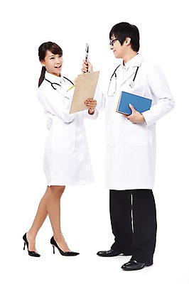 포토 JPG 스튜디오촬영 전신 직업 학생 라이프스타일 여자 교육 남자 대학생 포즈 의학 청진기 의료기기 모션 돋보기 대학생라이프 문구용품 실내 서기 미소 웃음 들기 누끼 사람 동양인 20대 성인 두명 치료 책 필기구 연필 캠퍼스라이프 공책 한국인 의사 관찰 의료용품 가운 의사가운 열정 의대생 청년만 성인만 국내포토 옷 감정 학용품 표정 인종 청년 내부 생활 의료진 오브젝트 파일형식