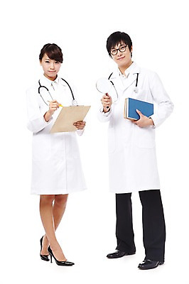 포토 JPG 스튜디오촬영 전신 직업 학생 라이프스타일 여자 교육 남자 대학생 포즈 의학 청진기 의료기기 모션 돋보기 대학생라이프 문구용품 실내 서기 미소 웃음 들기 누끼 사람 동양인 20대 성인 두명 치료 책 필기구 연필 캠퍼스라이프 공책 한국인 의사 관찰 의료용품 가운 의사가운 열정 의대생 청년만 성인만 국내포토 옷 감정 학용품 표정 인종 청년 내부 생활 의료진 오브젝트 파일형식