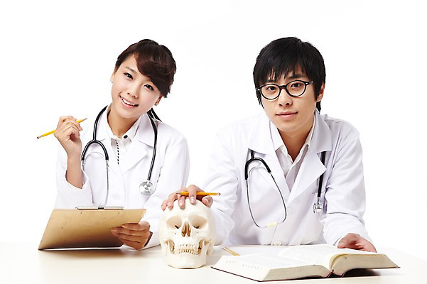 포토 JPG 스튜디오촬영 직업 학생 라이프스타일 여자 교육 남자 얼굴 대학생 포즈 신체 청진기 의료기기 대학생라이프 문구용품 뼈 해골 실내 웃음 들기 누끼 사람 앉기 동양인 상반신 20대 성인 두명 신체부위 치료 책 연필 캠퍼스라이프 공책 펼침 한국인 의사 의료용품 가운 의사가운 실험복 열정 의대생 청년만 성인만 국내포토 옷 감정 의학 모션 학용품 표정 인종 청년 내부 생활 필기구 의료진 오브젝트 파일형식