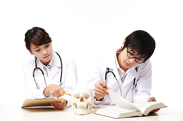 포토 JPG 스튜디오촬영 직업 학생 라이프스타일 여자 교육 남자 얼굴 대학생 포즈 신체 청진기 의료기기 대학생라이프 문구용품 뼈 해골 실내 들기 누끼 사람 앉기 동양인 상반신 20대 성인 두명 신체부위 치료 책 연필 캠퍼스라이프 공책 펼침 한국인 의사 관찰 의료용품 가운 의사가운 실험복 열정 의대생 청년만 성인만 국내포토 옷 감정 의학 모션 학용품 인종 청년 내부 생활 필기구 의료진 오브젝트 파일형식