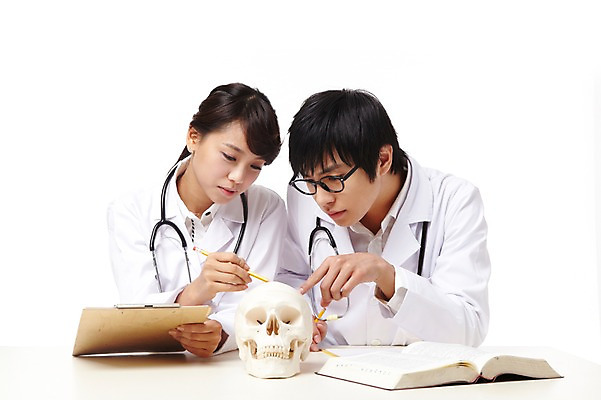 포토 JPG 스튜디오촬영 직업 학생 라이프스타일 여자 교육 남자 얼굴 대학생 포즈 신체 청진기 의료기기 대학생라이프 문구용품 뼈 해골 실내 들기 누끼 사람 앉기 동양인 상반신 20대 성인 두명 신체부위 치료 책 연필 캠퍼스라이프 공책 펼침 한국인 의사 관찰 의료용품 가운 의사가운 실험복 열정 의대생 청년만 성인만 국내포토 옷 감정 의학 모션 학용품 인종 청년 내부 생활 필기구 의료진 오브젝트 파일형식