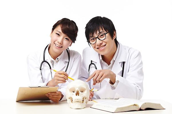 포토 JPG 스튜디오촬영 직업 학생 라이프스타일 여자 교육 남자 얼굴 대학생 포즈 신체 청진기 의료기기 대학생라이프 문구용품 뼈 해골 실내 웃음 들기 누끼 사람 앉기 동양인 상반신 20대 성인 두명 신체부위 치료 책 연필 캠퍼스라이프 공책 펼침 한국인 의사 의료용품 가운 의사가운 실험복 열정 의대생 청년만 성인만 국내포토 옷 감정 의학 모션 학용품 표정 인종 청년 내부 생활 필기구 의료진 오브젝트 파일형식