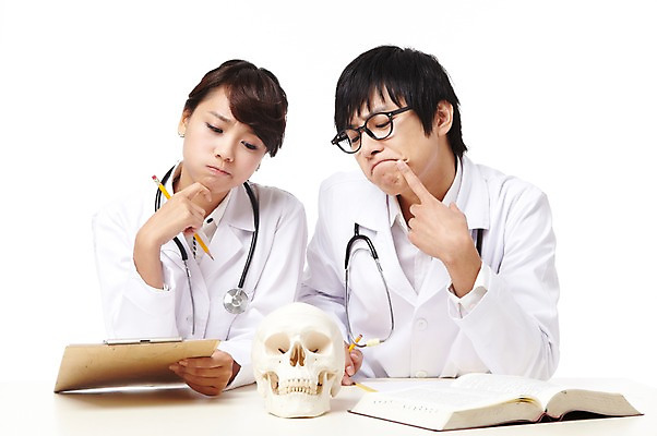 포토 JPG 스튜디오촬영 직업 학생 라이프스타일 여자 교육 남자 얼굴 대학생 포즈 생각 신체 청진기 의료기기 대학생라이프 문구용품 뼈 해골 실내 들기 누끼 사람 앉기 동양인 상반신 20대 성인 두명 신체부위 치료 책 연필 캠퍼스라이프 공책 펼침 한국인 의사 관찰 의료용품 가운 의사가운 실험복 고민 열정 의대생 청년만 성인만 국내포토 옷 감정 의학 모션 학용품 인종 청년 내부 생활 필기구 의료진 오브젝트 파일형식