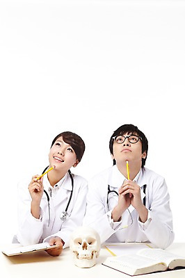 포토 JPG 스튜디오촬영 직업 학생 라이프스타일 여자 교육 남자 얼굴 대학생 포즈 신체 청진기 의료기기 대학생라이프 문구용품 뼈 해골 실내 웃음 들기 누끼 사람 앉기 동양인 상반신 20대 성인 두명 신체부위 치료 책 연필 캠퍼스라이프 공책 펼침 한국인 의사 의료용품 가운 의사가운 실험복 열정 의대생 청년만 성인만 국내포토 옷 감정 의학 모션 학용품 표정 인종 청년 내부 생활 필기구 의료진 오브젝트 파일형식