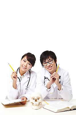 포토 JPG 스튜디오촬영 직업 학생 라이프스타일 여자 교육 남자 얼굴 대학생 포즈 신체 청진기 의료기기 대학생라이프 문구용품 뼈 해골 실내 치과 웃음 들기 누끼 사람 앉기 동양인 상반신 20대 성인 두명 신체부위 치료 책 연필 캠퍼스라이프 공책 펼침 한국인 의사 의료용품 가운 의사가운 실험복 치과의사 치과용품 열정 치아모형 의대생 청년만 성인만 국내포토 옷 감정 의학 모션 학용품 표정 병원 인종 청년 내부 생활 필기구 의료진 치아 오브젝트 파일형식