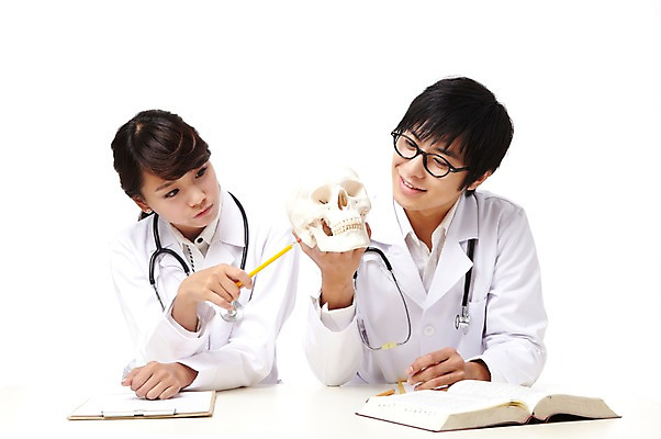 포토 JPG 스튜디오촬영 직업 학생 라이프스타일 여자 교육 남자 얼굴 대학생 포즈 신체 청진기 의료기기 대학생라이프 문구용품 뼈 해골 실내 치과 웃음 들기 누끼 사람 앉기 동양인 상반신 20대 성인 두명 신체부위 치료 책 연필 캠퍼스라이프 공책 펼침 한국인 의사 관찰 의료용품 가운 의사가운 실험복 치과의사 치과용품 열정 치아모형 의대생 청년만 성인만 국내포토 옷 감정 의학 모션 학용품 표정 병원 인종 청년 내부 생활 필기구 의료진 치아 오브젝트 파일형식