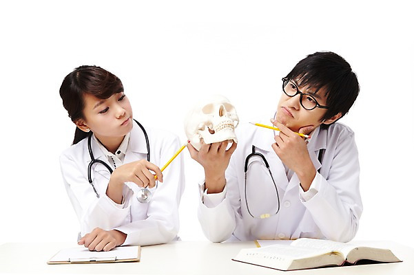 포토 JPG 스튜디오촬영 직업 학생 라이프스타일 여자 교육 남자 얼굴 대학생 포즈 생각 신체 청진기 의료기기 대학생라이프 문구용품 뼈 해골 실내 치과 들기 누끼 사람 앉기 동양인 상반신 20대 성인 두명 신체부위 치료 책 연필 캠퍼스라이프 공책 펼침 한국인 의사 관찰 의료용품 가운 의사가운 실험복 고민 치과의사 치과용품 열정 치아모형 의대생 청년만 성인만 국내포토 옷 감정 의학 모션 학용품 병원 인종 청년 내부 생활 필기구 의료진 치아 오브젝트 파일형식