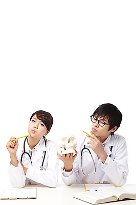 포토 JPG 스튜디오촬영 직업 학생 라이프스타일 여자 교육 남자 얼굴 대학생 포즈 생각 신체 청진기 의료기기 대학생라이프 문구용품 뼈 해골 실내 치과 들기 누끼 사람 앉기 동양인 상반신 20대 성인 두명 신체부위 치료 책 연필 캠퍼스라이프 공책 펼침 한국인 의사 의료용품 가운 의사가운 실험복 고민 치과의사 치과용품 열정 치아모형 의대생 청년만 성인만 국내포토 옷 감정 의학 모션 학용품 병원 인종 청년 내부 생활 필기구 의료진 치아 오브젝트 파일형식