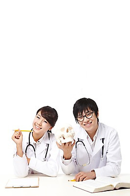 포토 JPG 스튜디오촬영 직업 학생 라이프스타일 여자 교육 남자 얼굴 대학생 포즈 신체 청진기 의료기기 대학생라이프 문구용품 뼈 해골 실내 치과 웃음 들기 누끼 사람 앉기 동양인 상반신 20대 성인 두명 신체부위 치료 책 연필 캠퍼스라이프 공책 펼침 한국인 의사 의료용품 가운 의사가운 실험복 치과의사 치과용품 열정 치아모형 의대생 청년만 성인만 국내포토 옷 감정 의학 모션 학용품 표정 병원 인종 청년 내부 생활 필기구 의료진 치아 오브젝트 파일형식