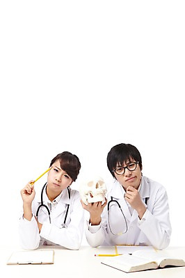 포토 JPG 스튜디오촬영 직업 학생 라이프스타일 여자 교육 남자 얼굴 대학생 포즈 신체 청진기 의료기기 대학생라이프 문구용품 뼈 해골 실내 치과 들기 누끼 사람 앉기 동양인 상반신 20대 성인 두명 신체부위 치료 책 연필 캠퍼스라이프 공책 펼침 한국인 의사 의료용품 가운 의사가운 실험복 찡그림 치과의사 치과용품 열정 치아모형 의대생 청년만 성인만 국내포토 옷 감정 의학 모션 학용품 표정 병원 인종 청년 내부 생활 필기구 의료진 치아 오브젝트 파일형식