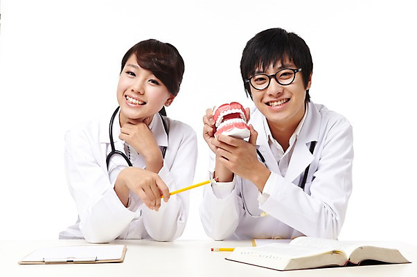 포토 JPG 스튜디오촬영 직업 학생 라이프스타일 여자 교육 남자 대학생 포즈 청진기 의료기기 대학생라이프 문구용품 실내 치과 웃음 들기 누끼 사람 앉기 동양인 상반신 20대 성인 두명 치료 책 연필 캠퍼스라이프 공책 펼침 한국인 의사 의료용품 가운 의사가운 실험복 치과의사 치과용품 열정 치아모형 의대생 청년만 성인만 국내포토 옷 감정 의학 모션 학용품 표정 병원 인종 청년 내부 생활 필기구 의료진 치아 오브젝트 파일형식