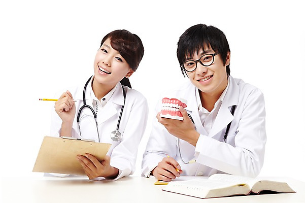 포토 JPG 스튜디오촬영 직업 학생 라이프스타일 여자 교육 남자 대학생 포즈 청진기 의료기기 대학생라이프 문구용품 실내 치과 웃음 들기 누끼 사람 앉기 동양인 상반신 20대 성인 두명 치료 책 연필 캠퍼스라이프 공책 펼침 한국인 의사 의료용품 가운 의사가운 실험복 치과의사 치과용품 열정 치아모형 의대생 청년만 성인만 국내포토 옷 감정 의학 모션 학용품 표정 병원 인종 청년 내부 생활 필기구 의료진 치아 오브젝트 파일형식